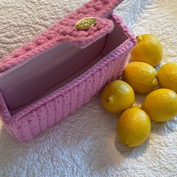 Ophelia Grey - Classica Pink 💗
A handmade work of art
6.5 X 10 X 3 inches - Picture 7 of 8